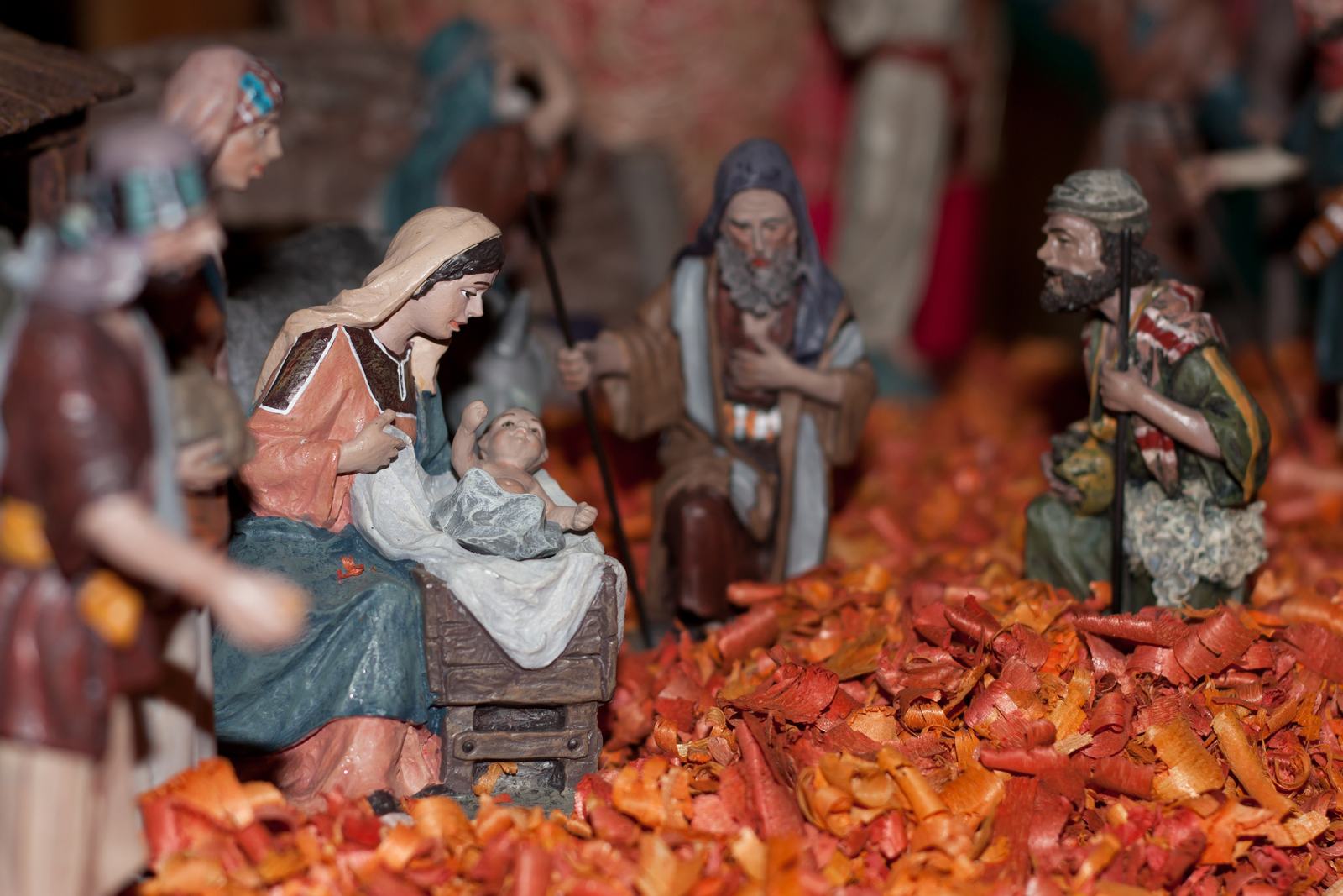 Crèche provençale avec des santons de berger et la Nativité