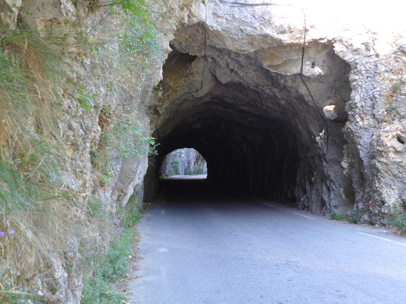 La route en corniche de la Combe Laval et l'un de ses tunnels, dans le Vercors