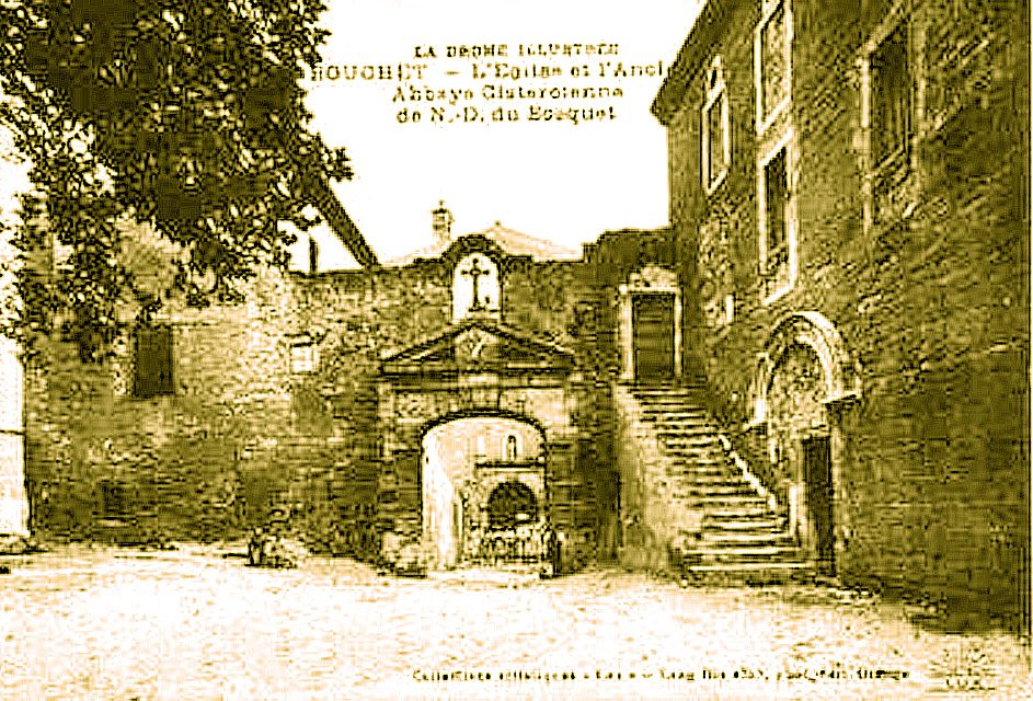 Carte postale du début du 20e siècle montrant l'église et l'ancienne abbaye cistercienne de Notre-Dame du Bosquet à Bouchet