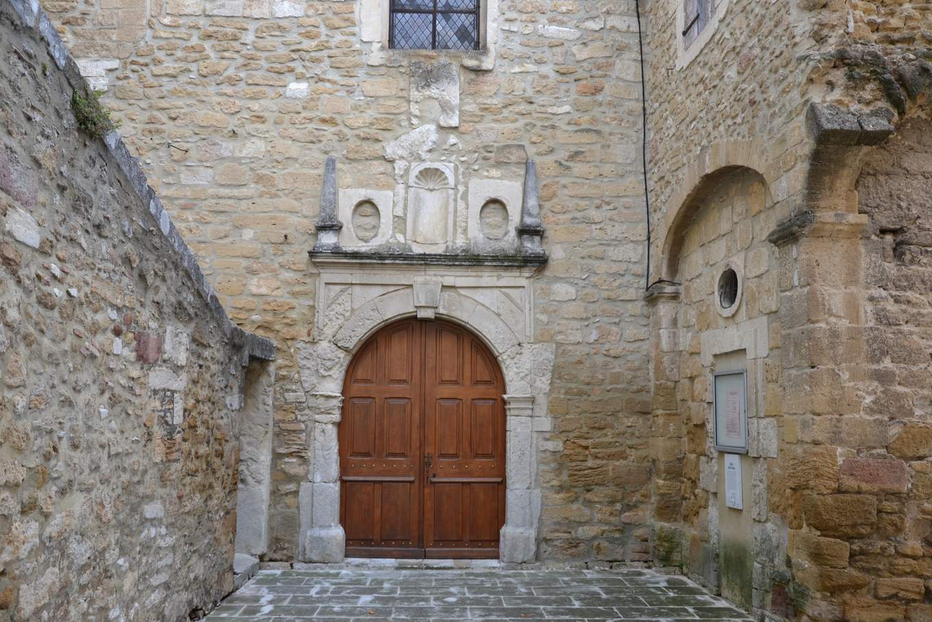 Le portail de l'église abbatiale de Bouchet dans sa cour fermée