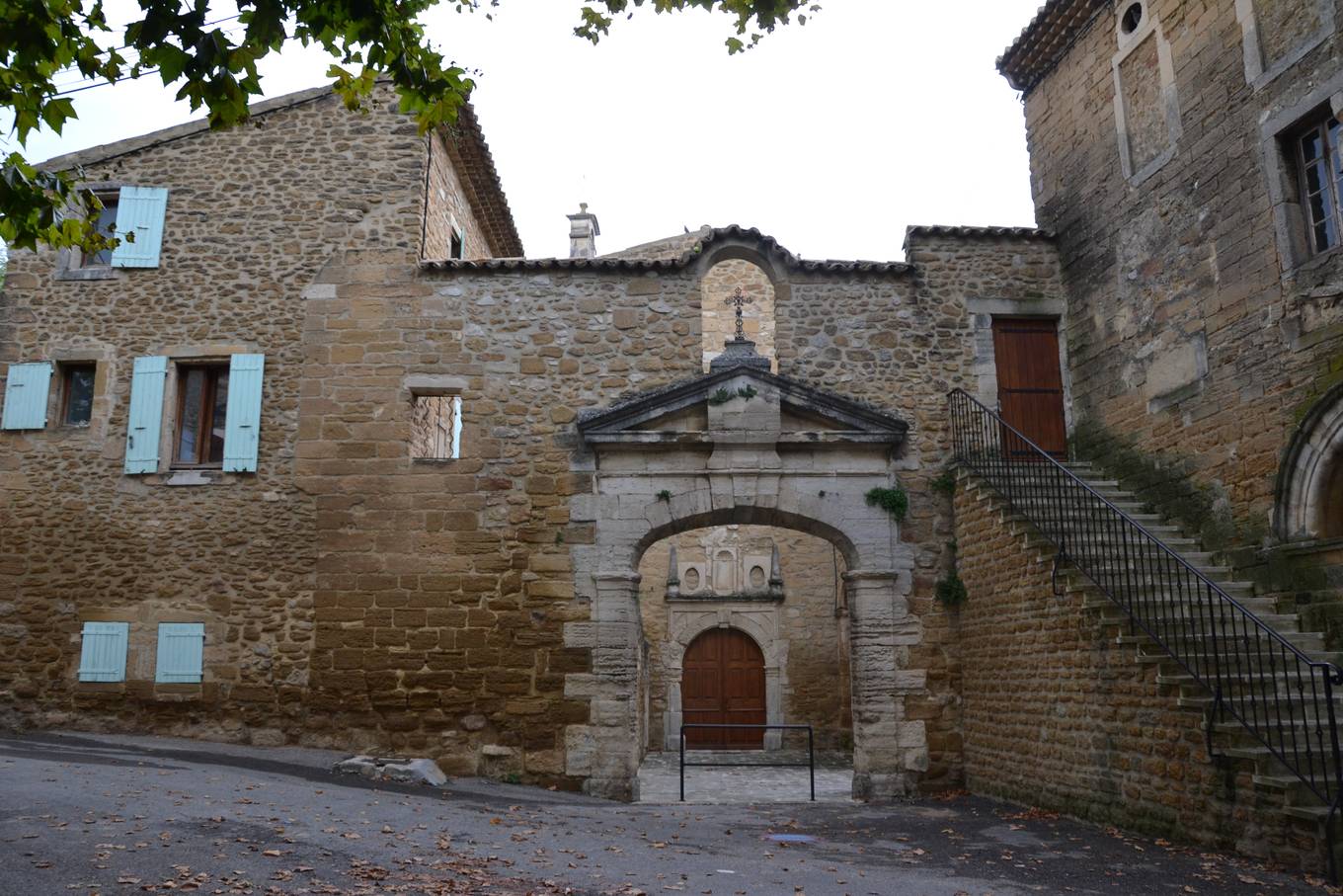 Le portail à fronton et l'escalier extérieur de l'ancienne abbaye de Bouchet aujourd'hui
