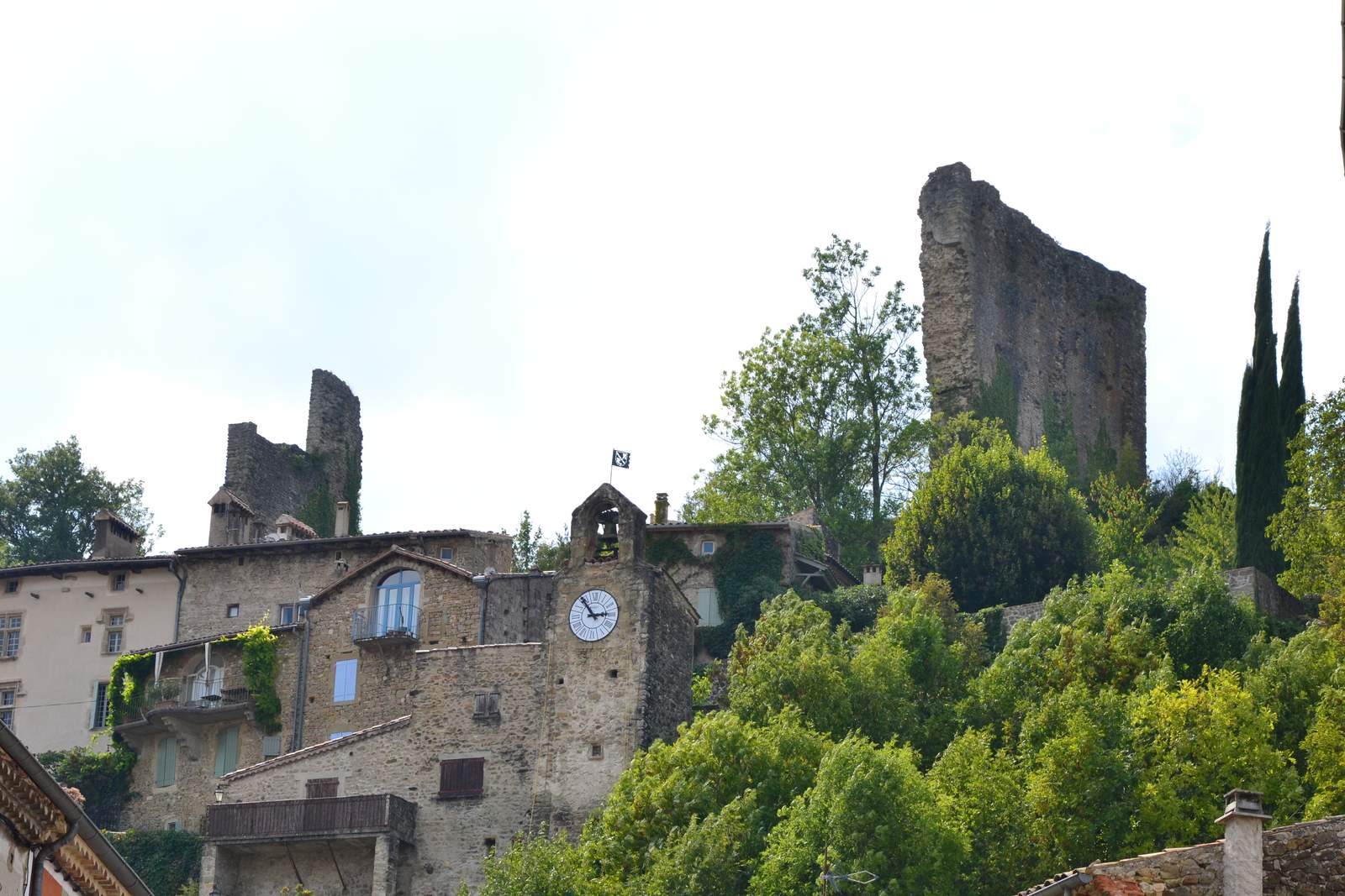 Le beffroi et les vestiges du château dominant Bourdeaux