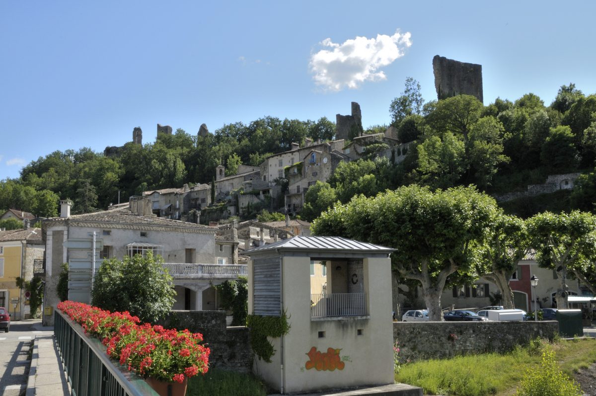 Le vieux village de Bourdeaux étagé sur sa butte