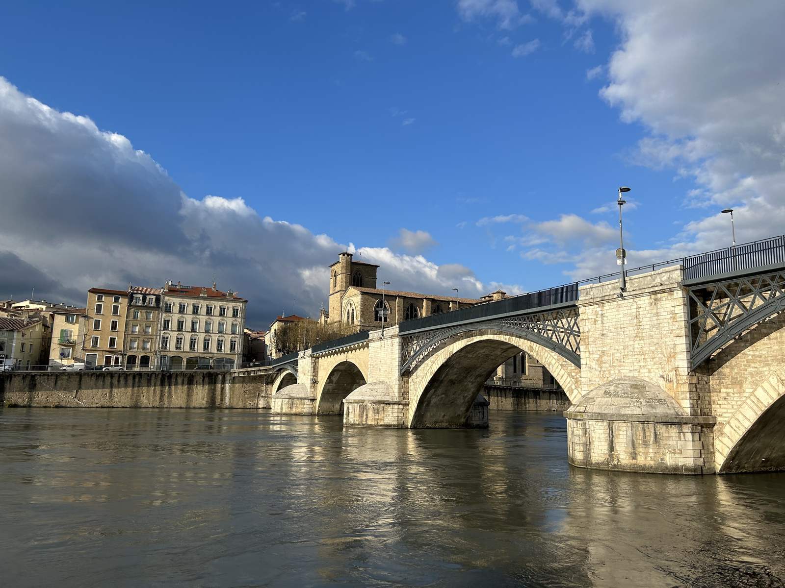 Le Pont Vieux de Bourg-de-Péage sur l'Isère, vue vers Romans