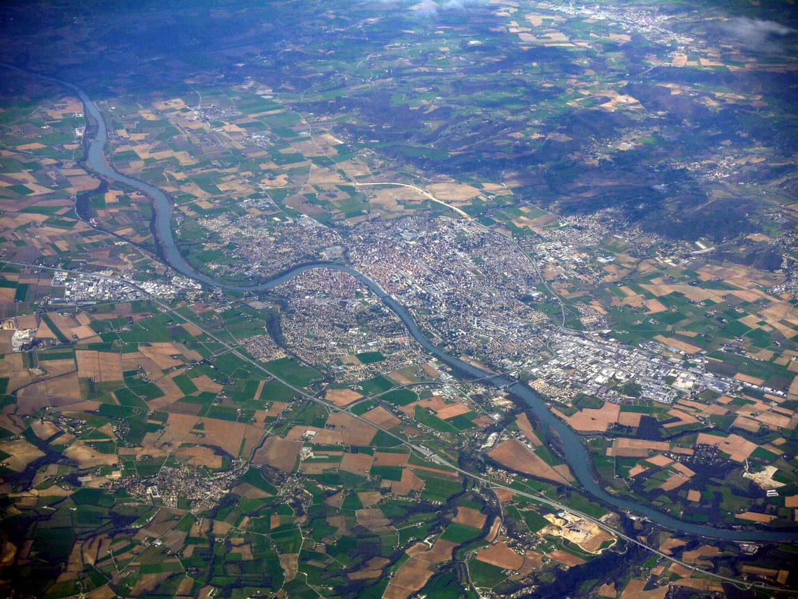 Vue aérienne de Romans-sur-Isère et Bourg-de-Péage séparées par l'Isère