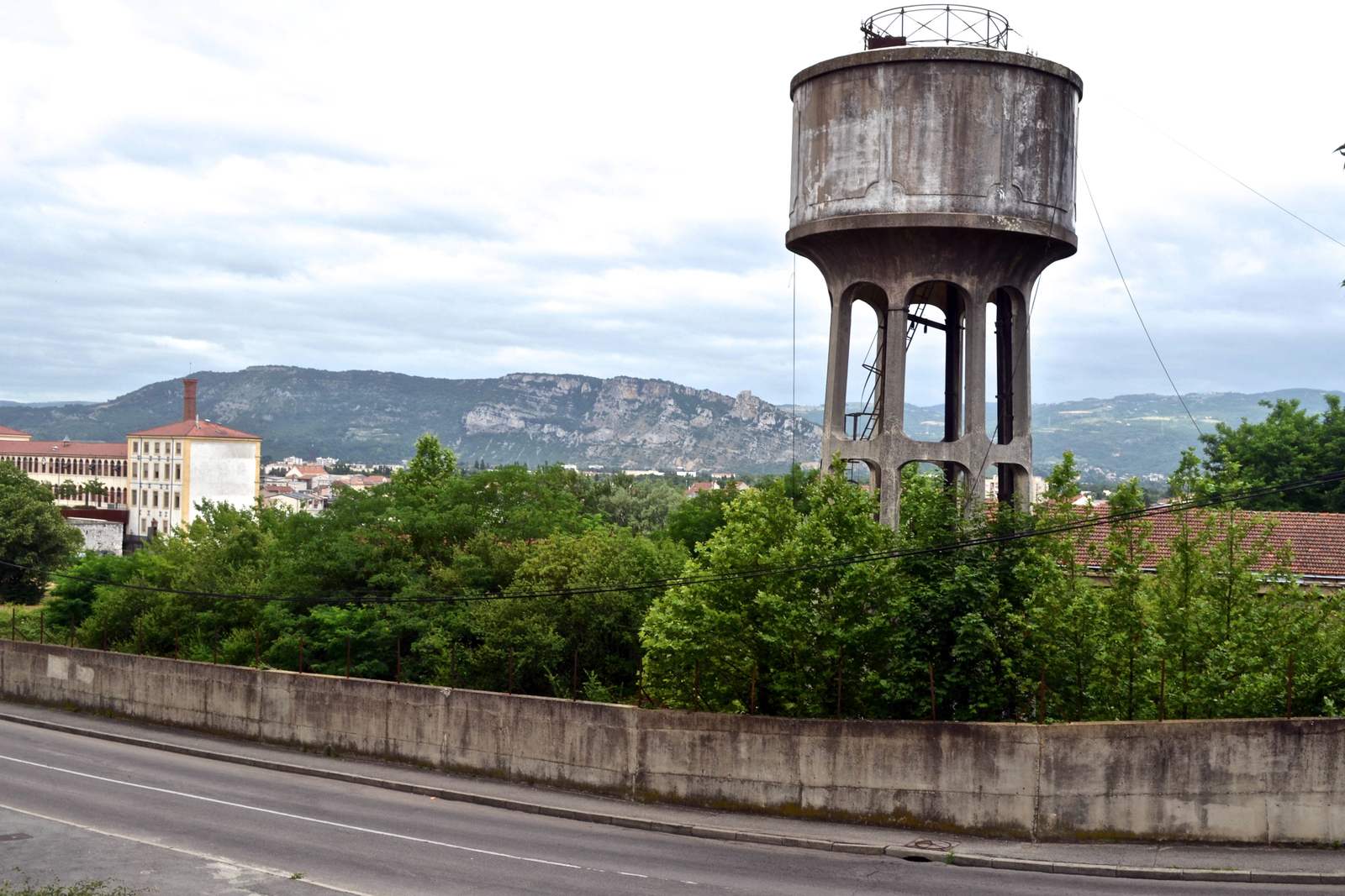 Le château d'eau en béton de la Cartoucherie, avec la barre de Crussol au fond