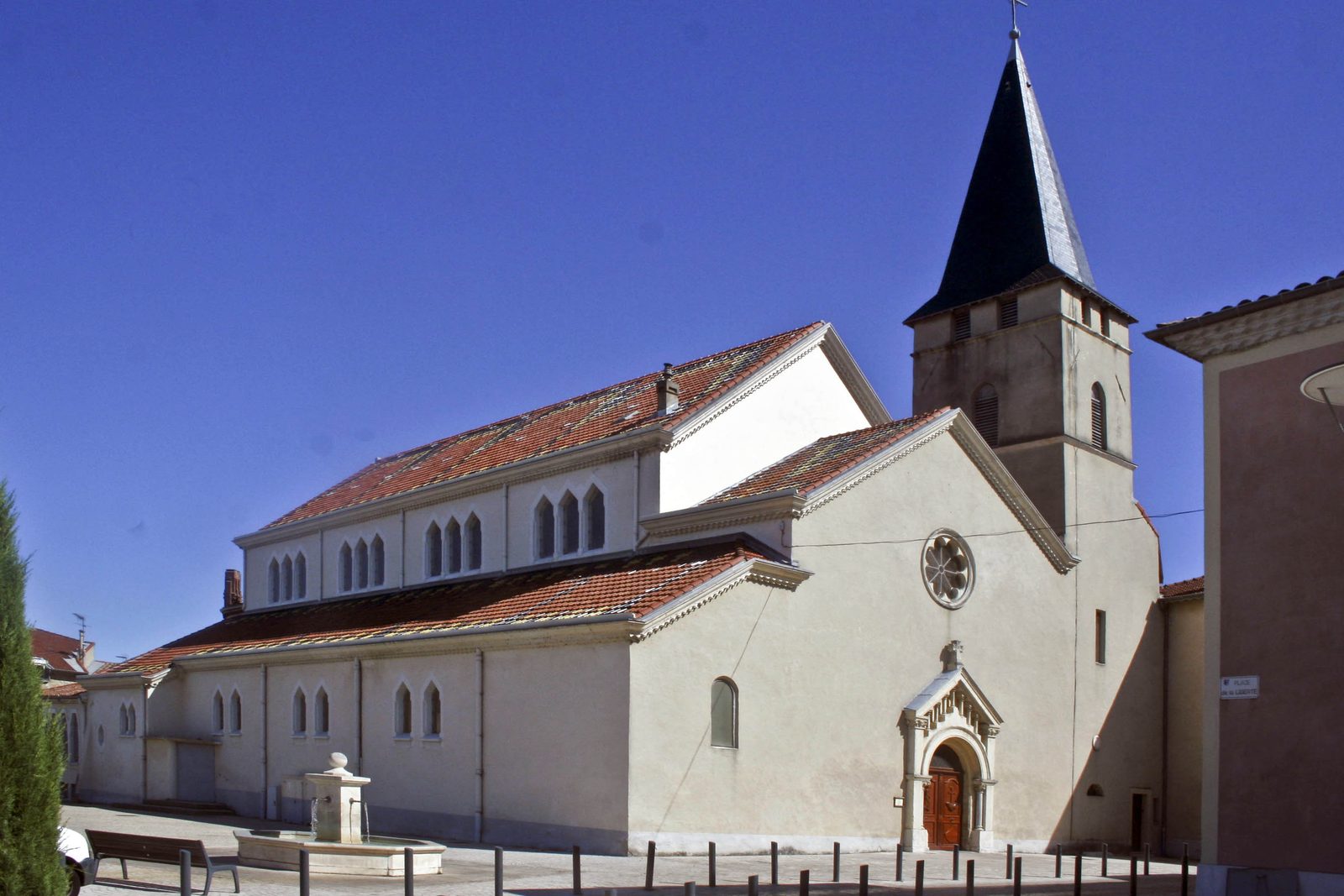 L'église Saint-Pierre de Bourg-lès-Valence sur la place de la Liberté