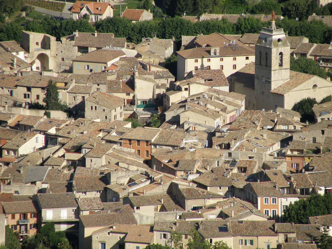 Vue générale de Buis-les-Baronnies dans sa cuvette entourée de reliefs
