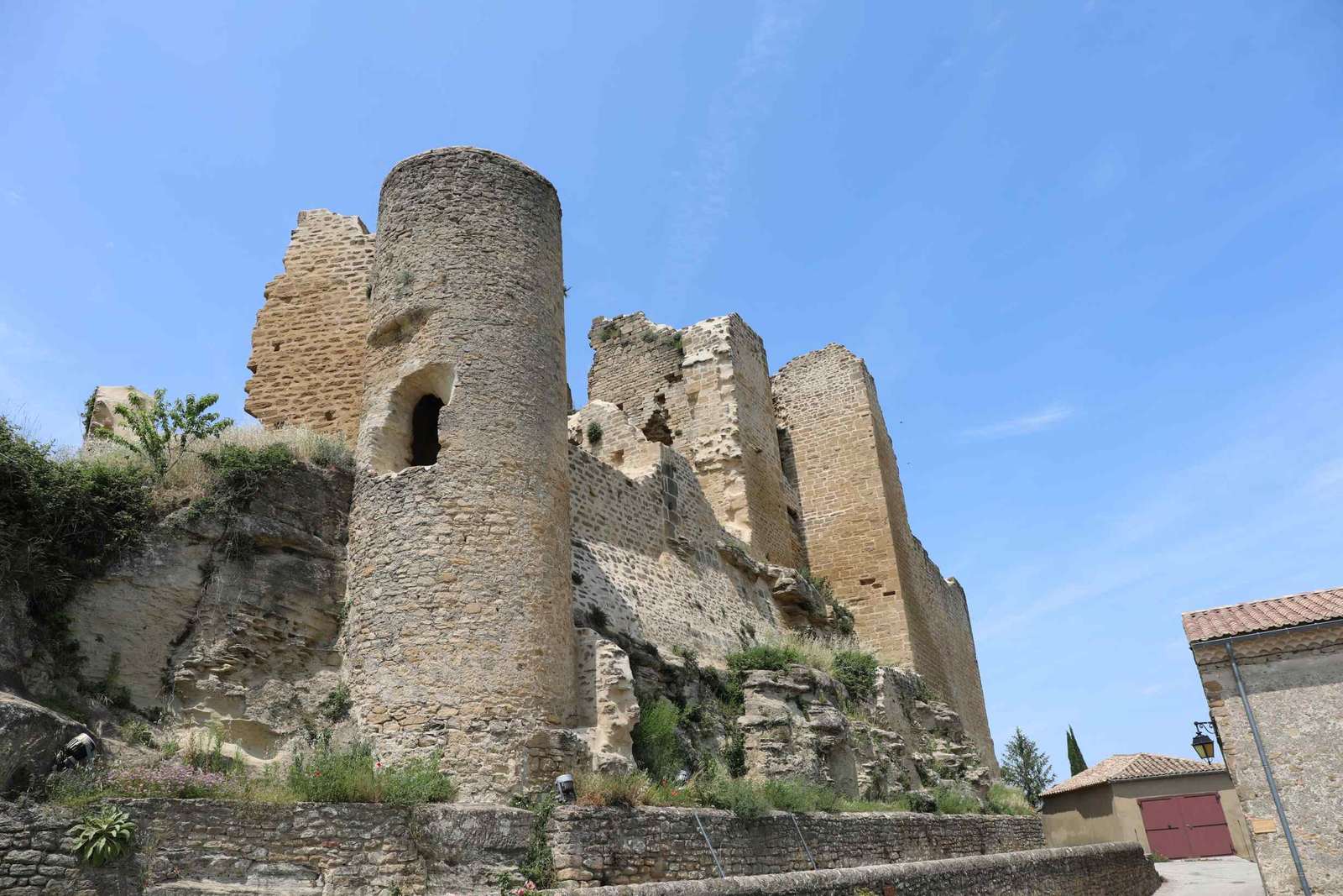 Les ruines du château de Chabrillan, dont il ne reste que le donjon