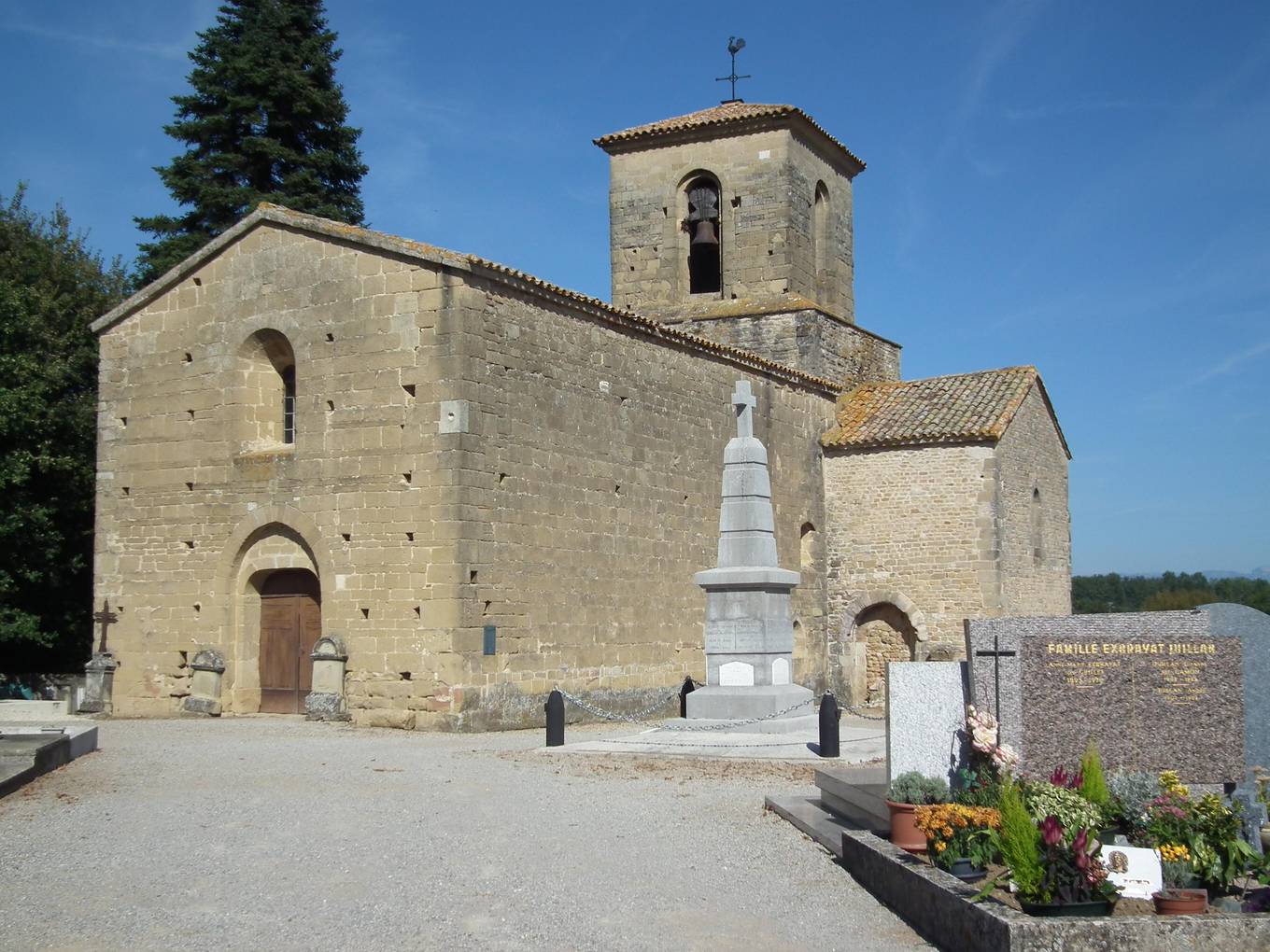 L'église Saint-Pierre de Chabrillan, son clocher-tour et le monument aux morts dans le cimetière