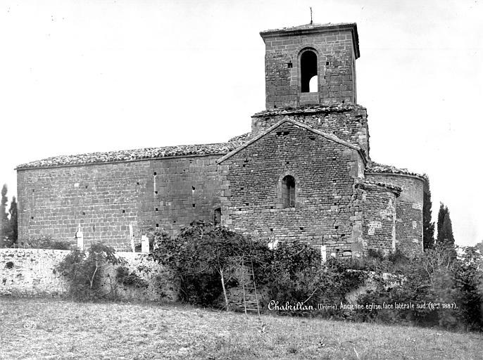 Photographie de 1887 de la face latérale sud de l'ancienne église de Chabrillan
