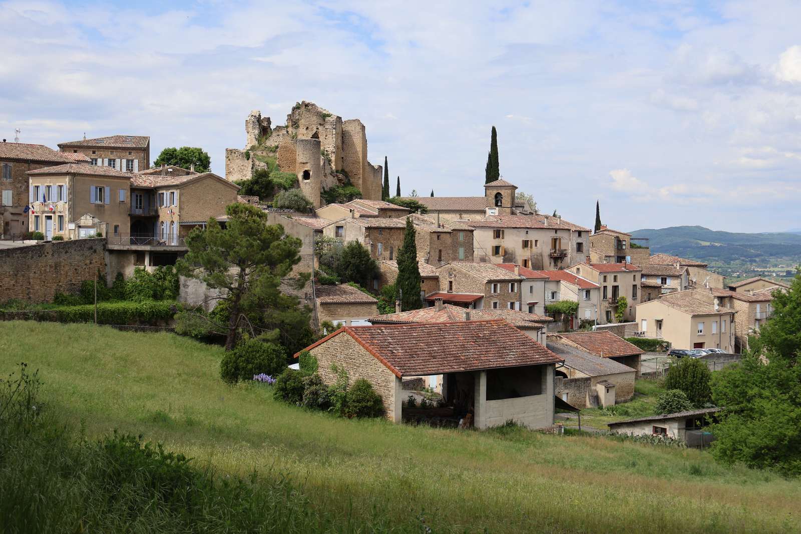 Le village perché de Chabrillan étagé sous les ruines de son château