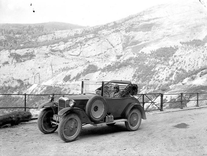 Une voiture Peugeot arrêtée au col du Rousset vers 1925