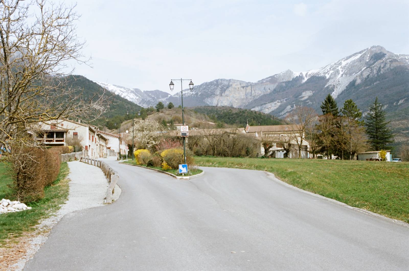 L'entrée du village de Chamaloc, maisons de pierre claire et toits de tuile
