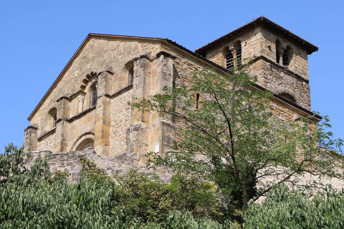 L'église Notre-Dame de Chantemerle-les-Blés vue de la place