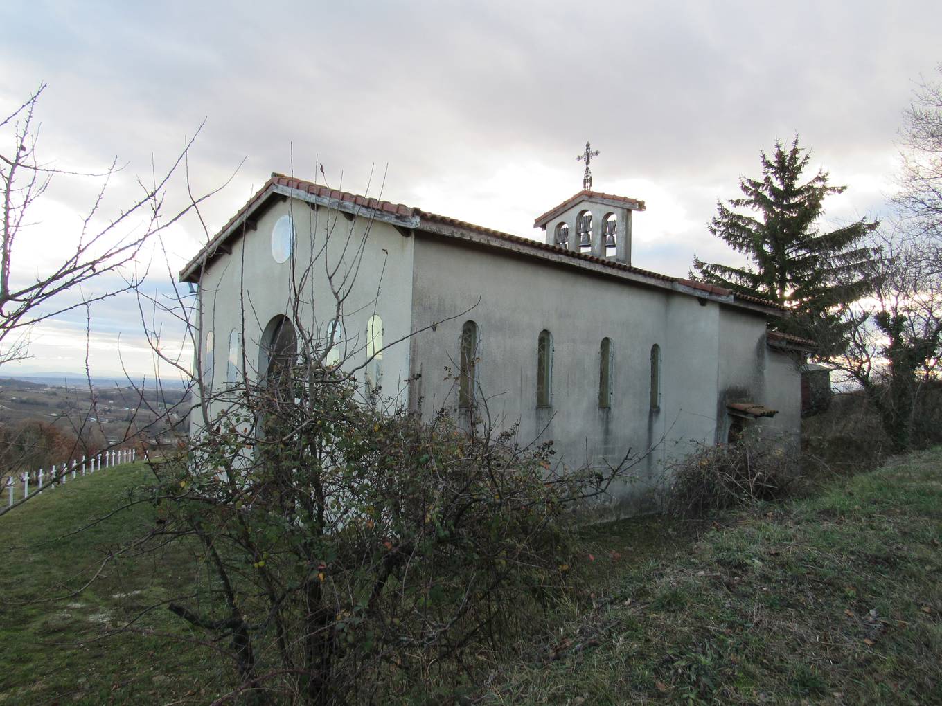 Le sanctuaire Saint-Joseph du Saint-Sauveur, à l'ouest de Chantemerle-les-Blés