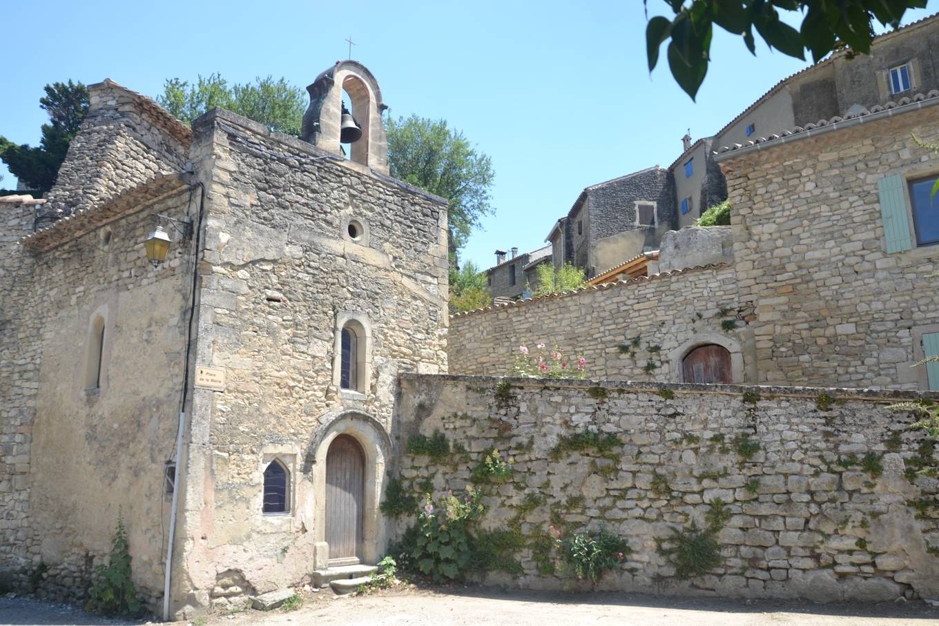 La chapelle Notre-Dame-des-Grâces et son clocher-mur, place de la Mairie à Chantemerle-lès-Grignan