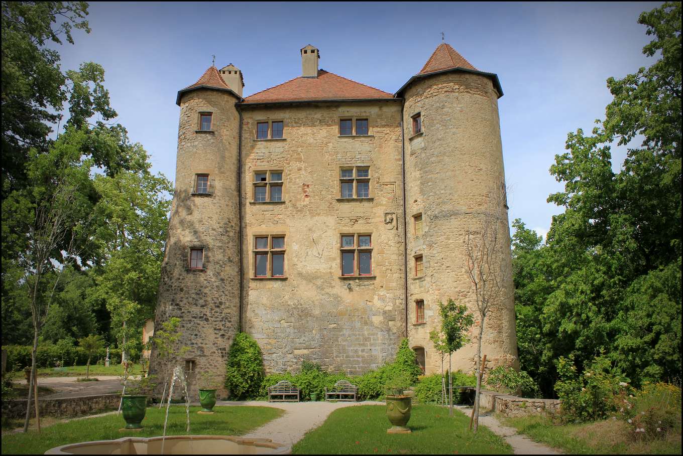 Le château de Charmes-sur-l'Herbasse, qui domine le village