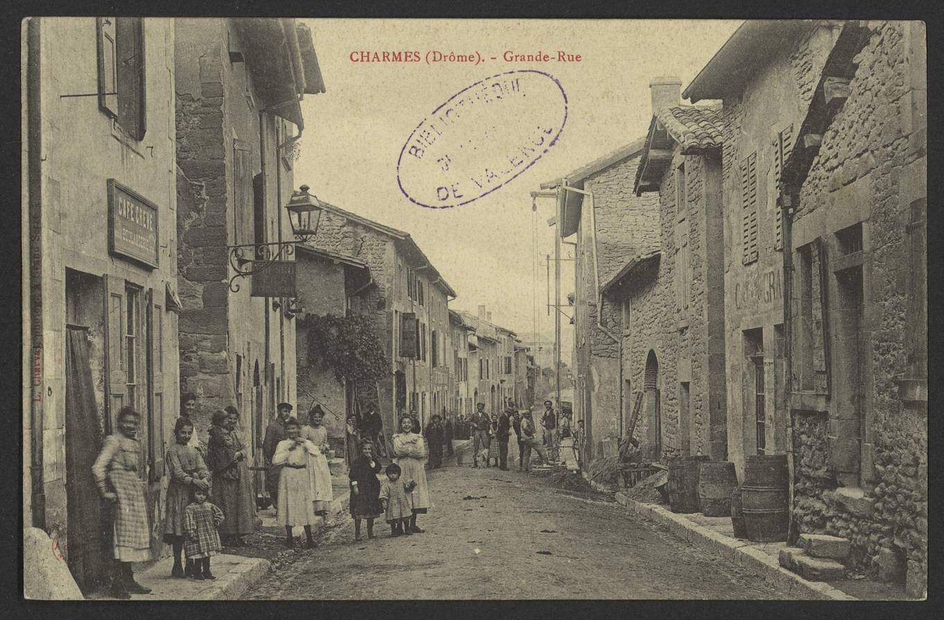 La Grande-Rue de Charmes-sur-l'Herbasse vers 1900