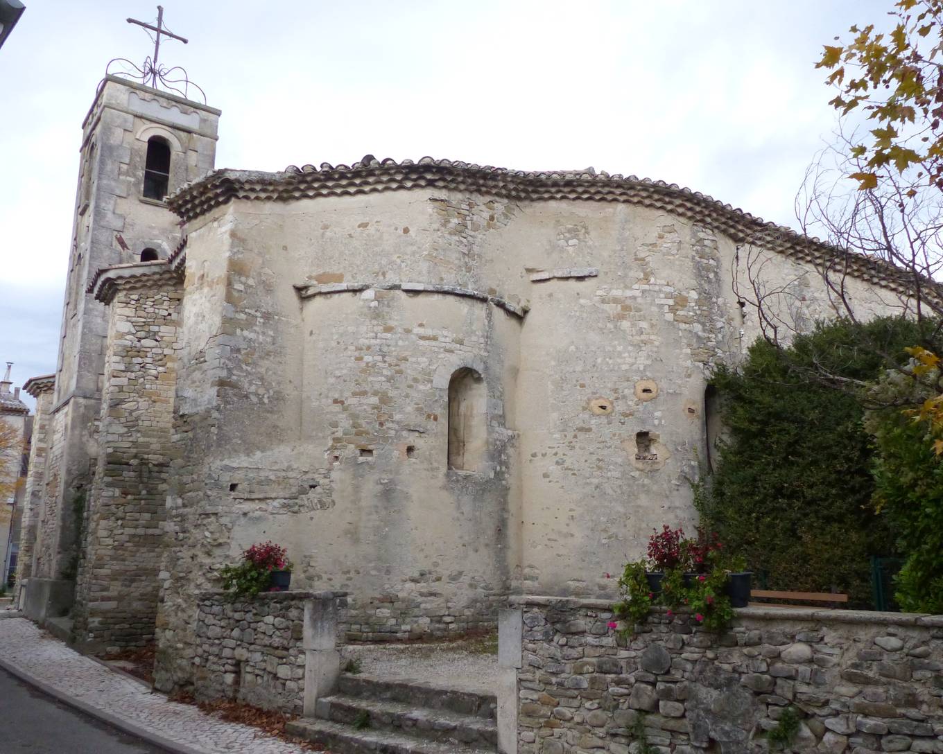 Le chevet de l'église Saint-Jean-Baptiste de Charols, ses absides de pierre et son clocher
