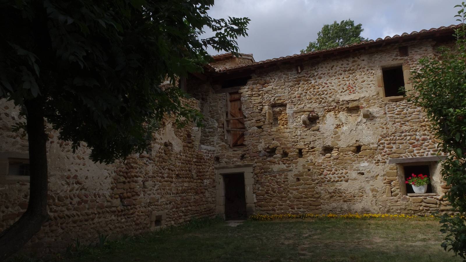 Le cloître démonté du prieuré de Charrière