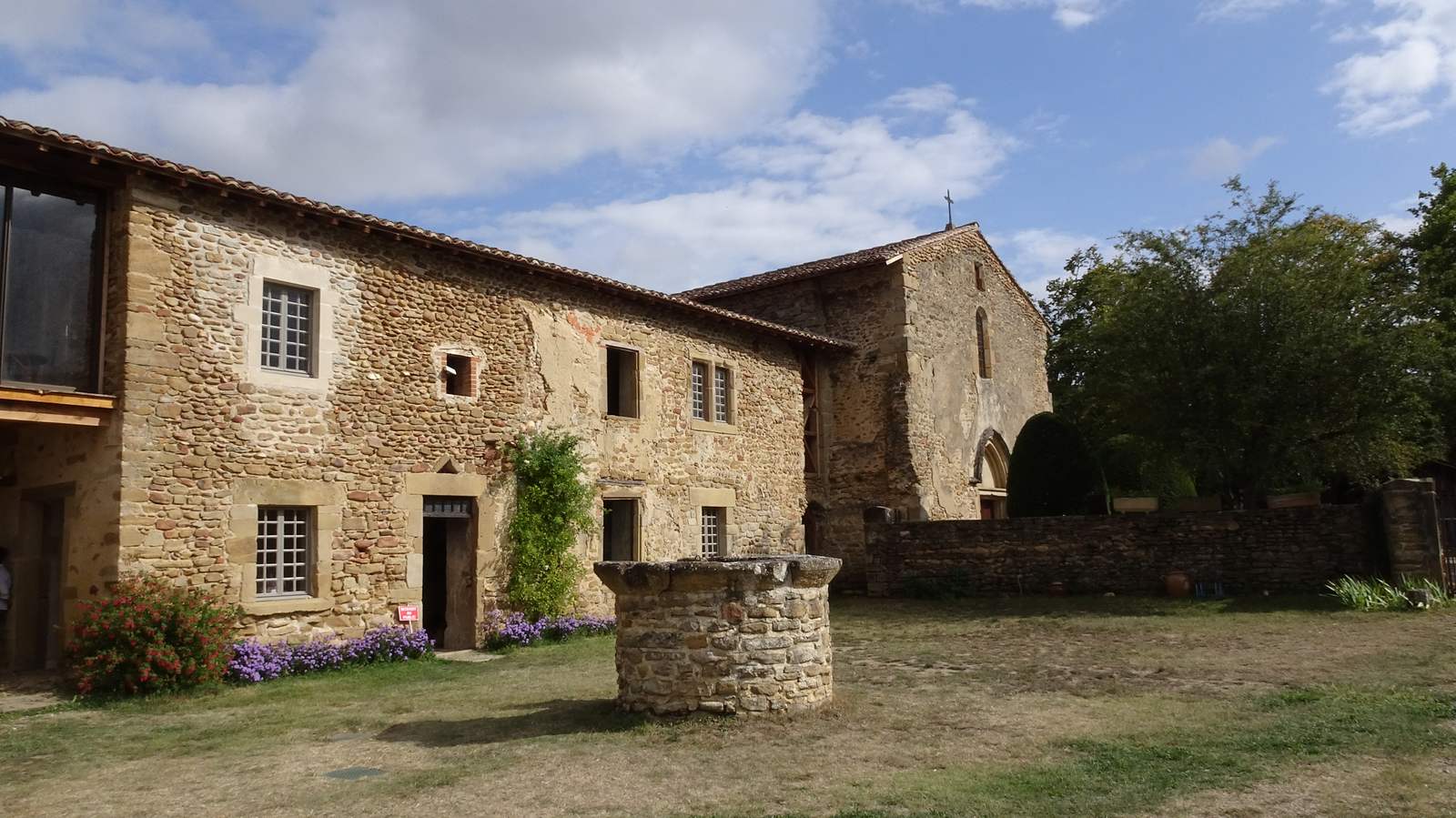 Vue d'ensemble du prieuré de Charrière à Châteauneuf-de-Galaure