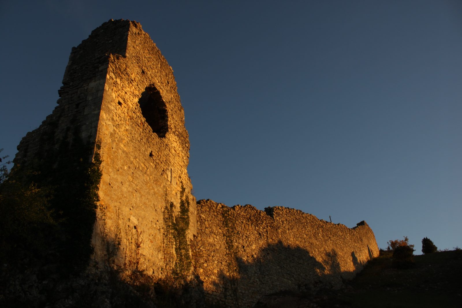 Ruines médiévales à Châteauneuf-du-Rhône