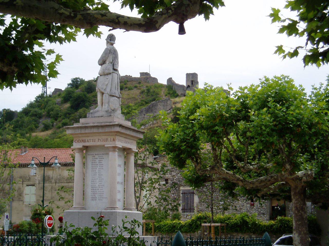 La place du village de Châteauneuf-du-Rhône et les ruines du château sur leur rocher
