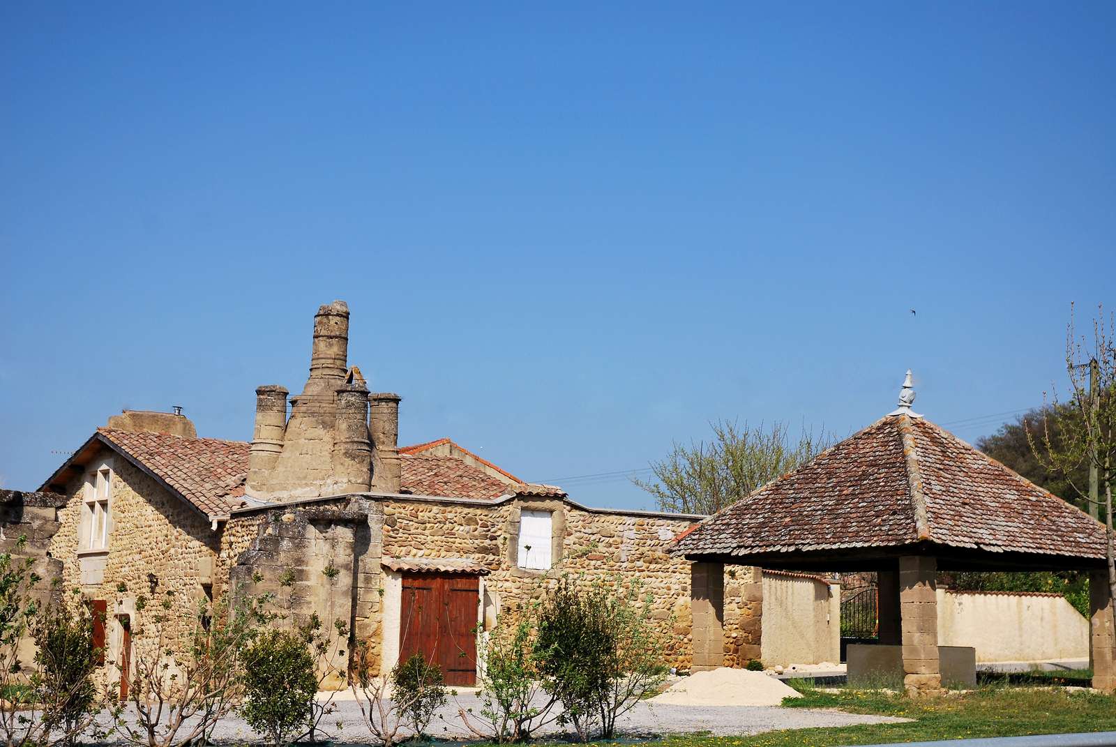 Cheminée sarrasine de Châteauneuf-sur-Isère au-dessus d'un toit de ferme