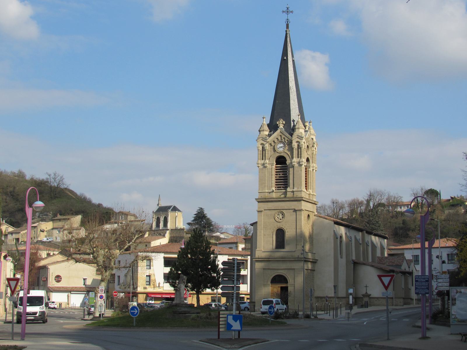 L'église du village et, sur le coteau, la chapelle Saint-Hugues