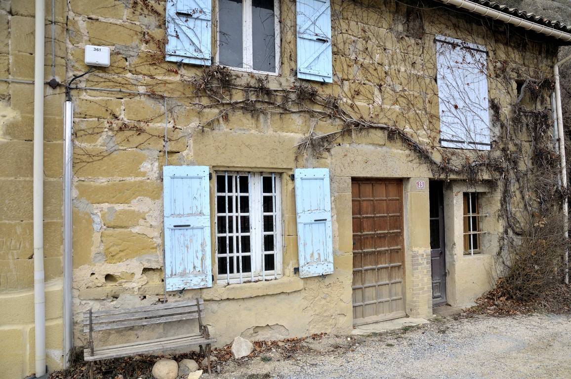 Maison troglodytique de Châteauneuf-sur-Isère, façade adossée à la molasse jaune