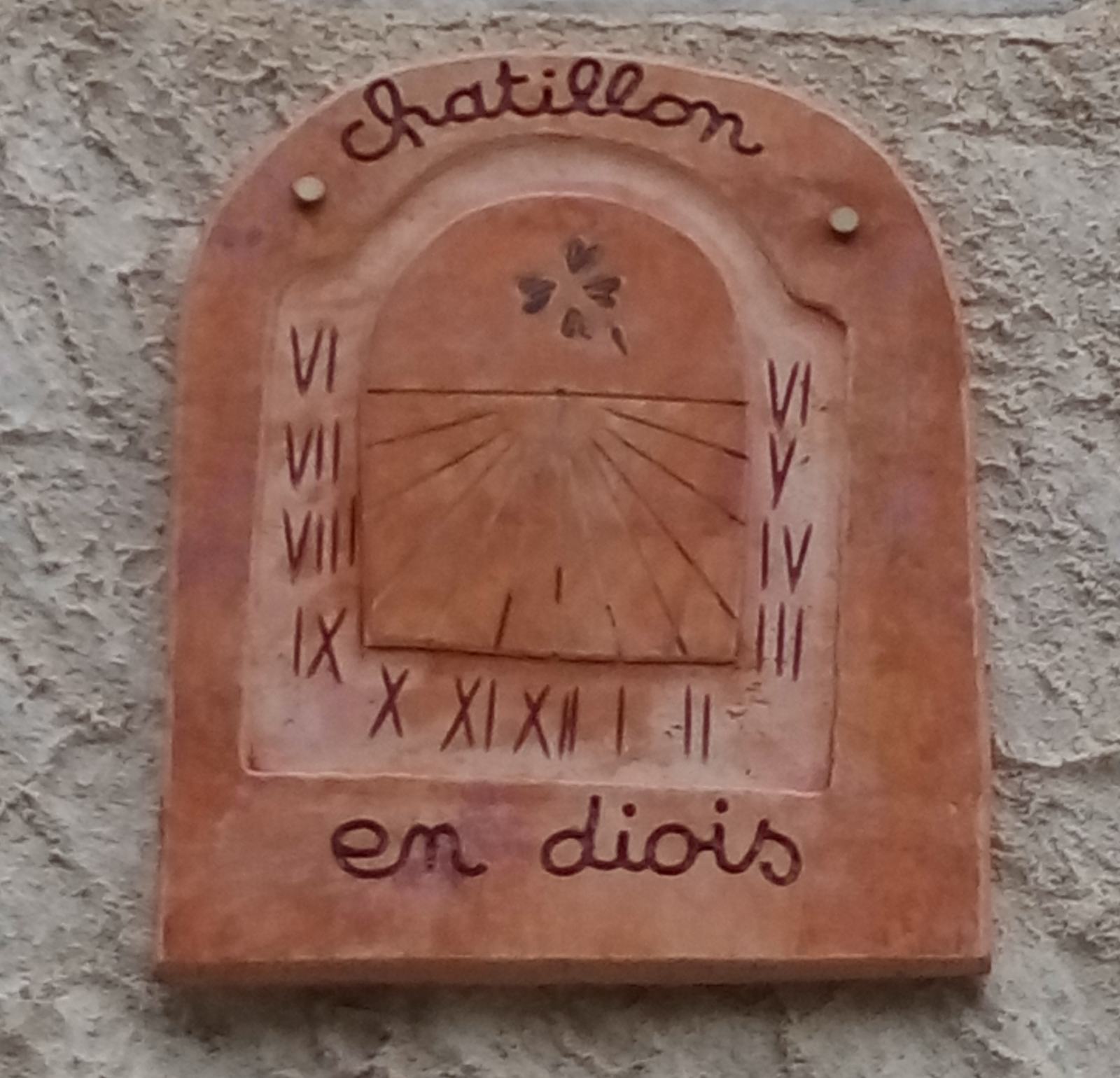 Un cadran solaire peint sur une façade de Châtillon-en-Diois