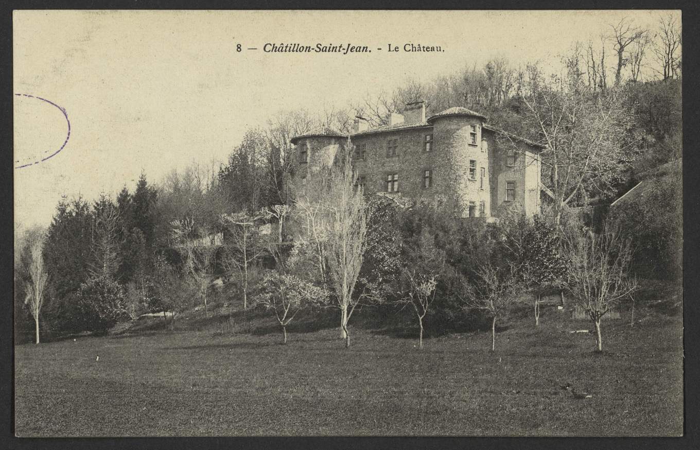 Carte postale ancienne du château de Châtillon-Saint-Jean, bâtiment de pierre à deux tours rondes au bord d'un bois, au-dessus d'un pré planté de jeunes arbres