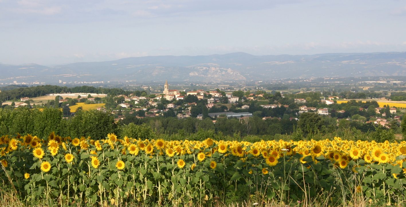 Paysage de Chatuzange-le-Goubet, plaine cultivée et collines