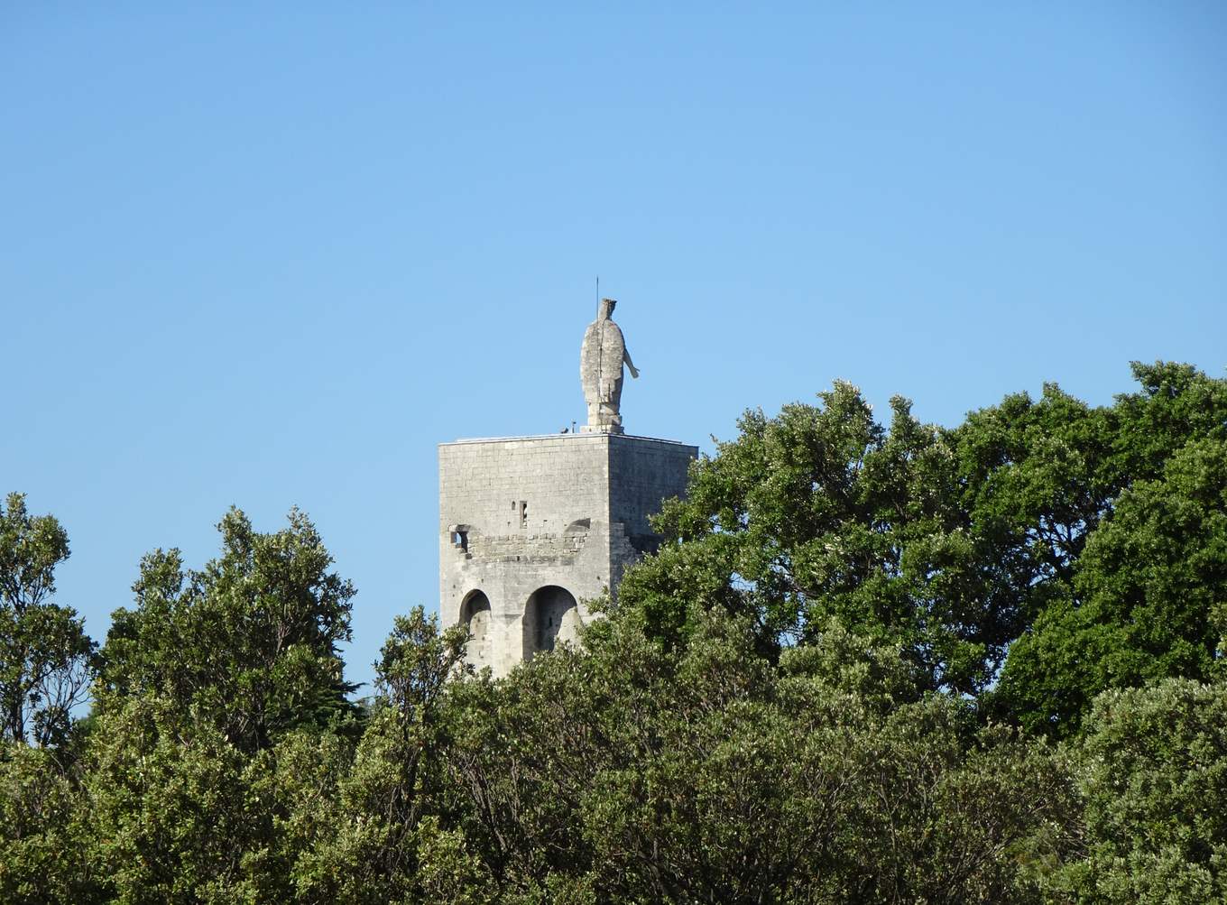 La tour-donjon de Clansayes surmontée de sa statue de la Vierge