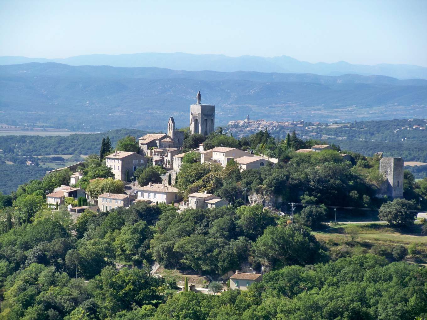Le village perché de Clansayes vu depuis la campagne