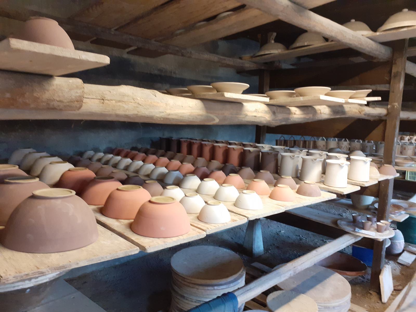 Pièces de poterie en séchage après tournage à Cliousclat