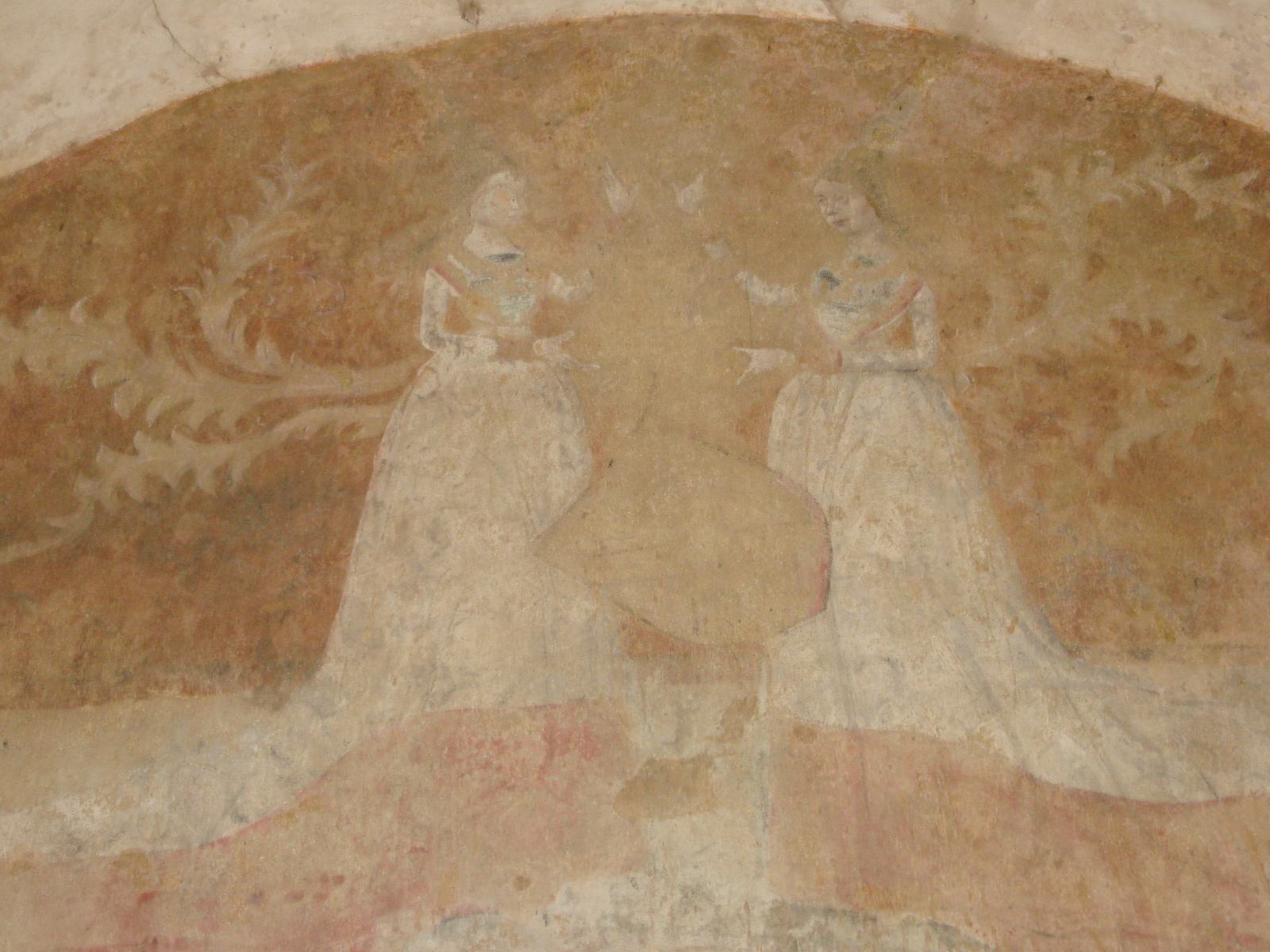 Peinture murale ocre et rouge sous une voûte, deux grandes figures féminines en robe claire face à face, entourées de rinceaux végétaux