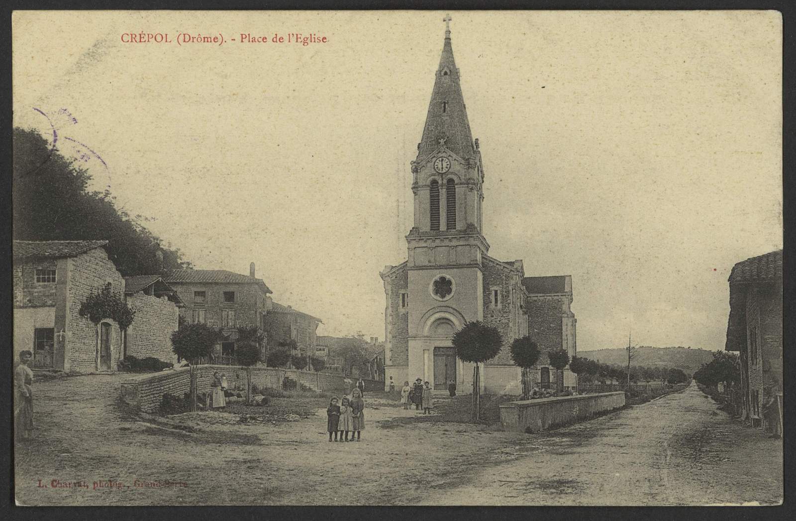 Carte postale ancienne en noir et blanc, la place de l'Église de Crépol vers 1900, l'église neuve et son clocher pointu, des enfants au premier plan