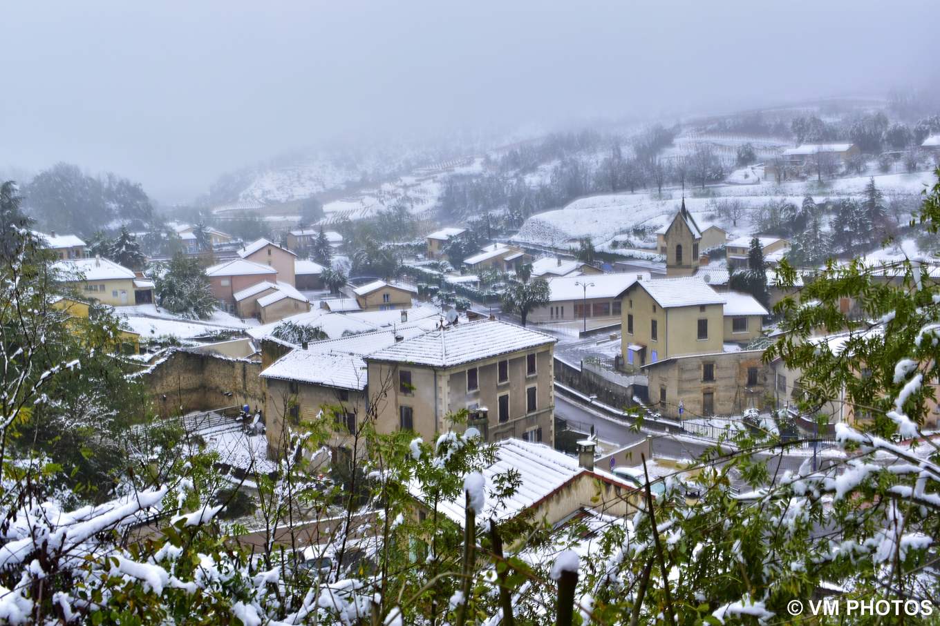 La place de la mairie de Crozes-Hermitage sous la neige