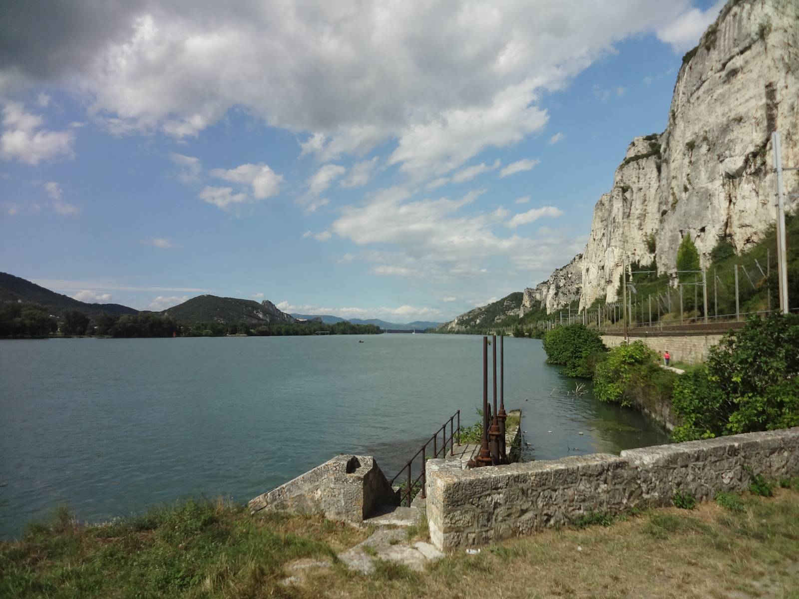 Le défilé de Donzère vu depuis le pont du Robinet, le Rhône resserré entre deux falaises