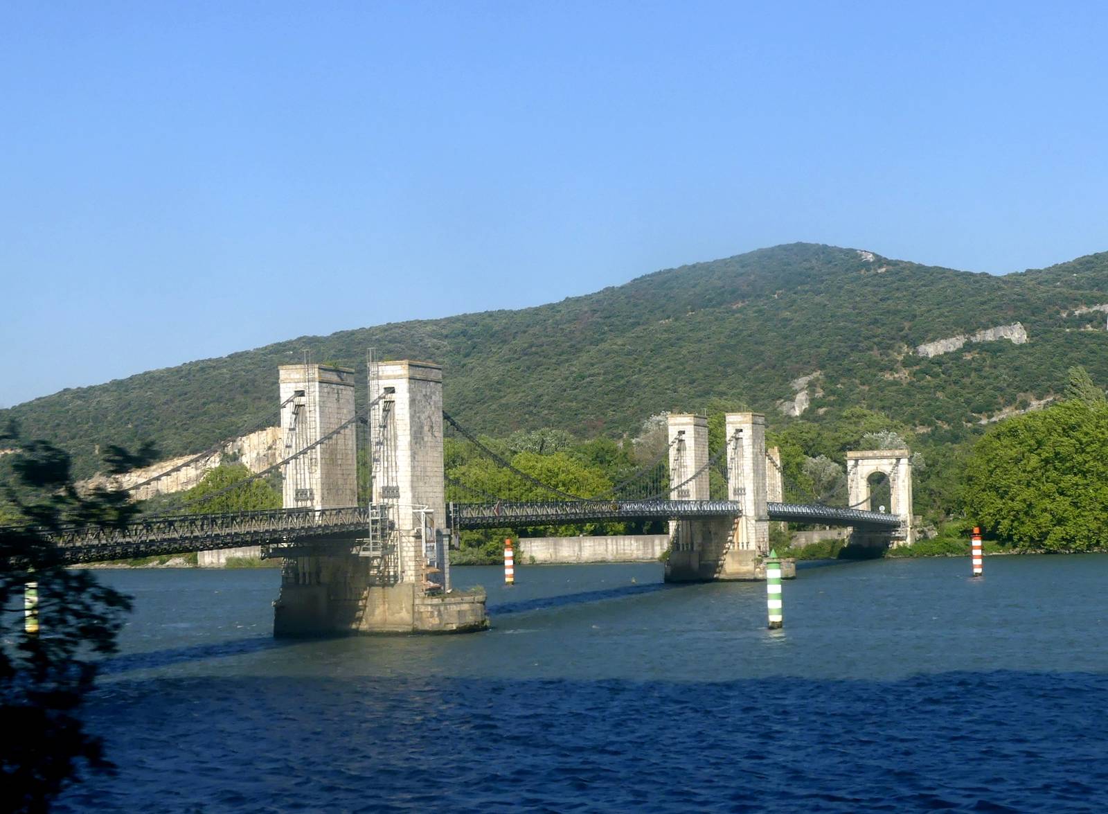 Le pont suspendu du Robinet franchissant le Rhône à Donzère, vu au petit matin