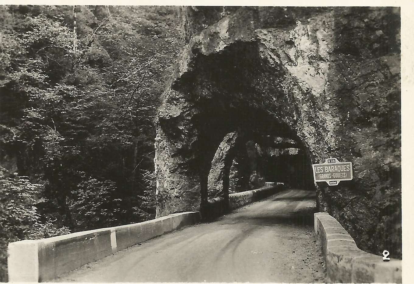 L'entrée des Grands Goulets sur l'ancienne nationale 518 dans les années 1940, galerie taillée dans la roche