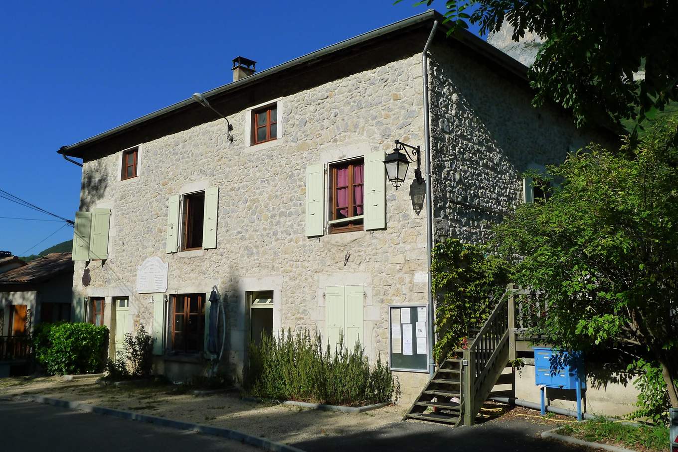La mairie d'Échevis, bâtiment de village en pierre