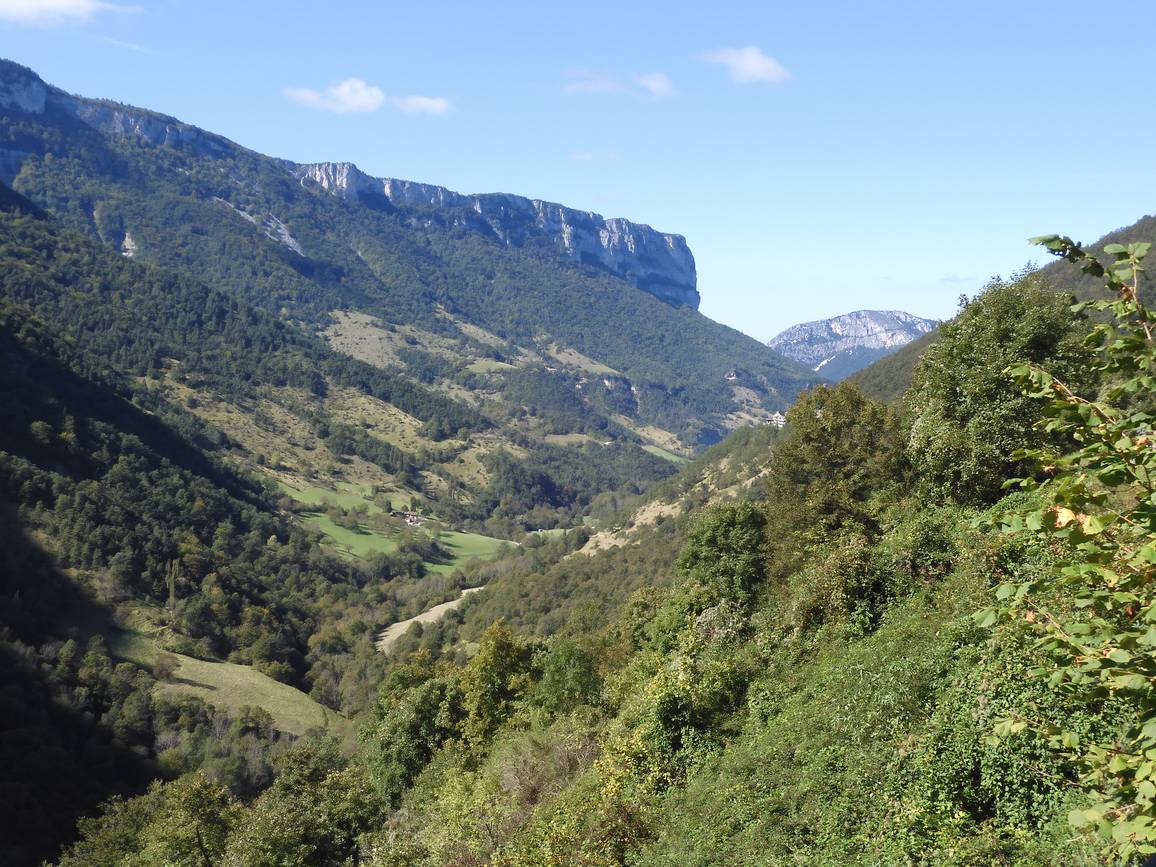 La reculée des Grands Goulets vue de l'aval, falaises calcaires et fond de vallée cultivé