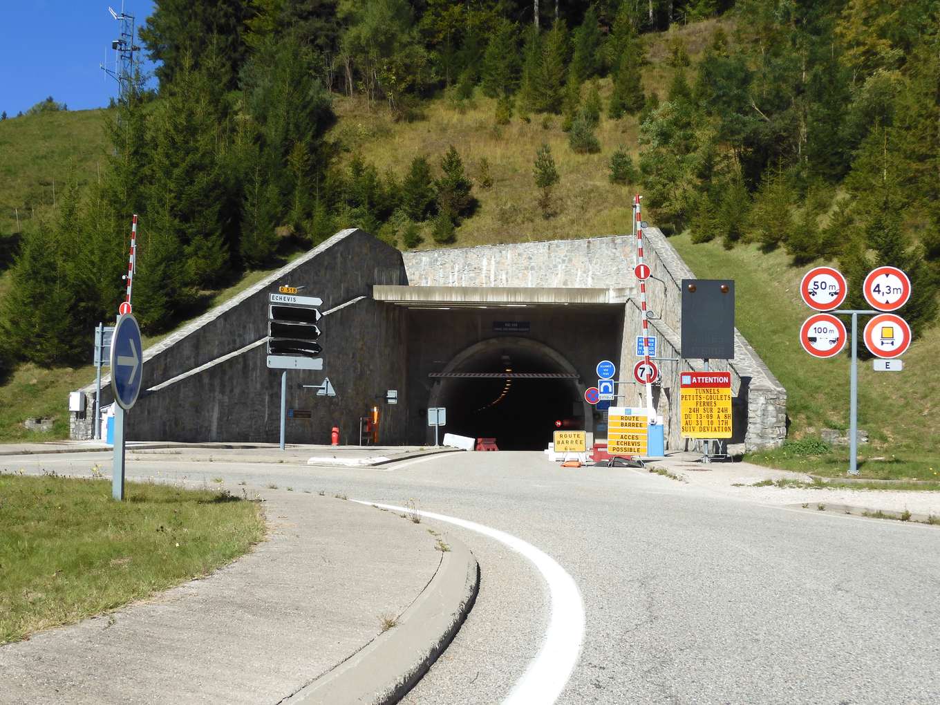 Le portail du tunnel des Grands Goulets, ses barrières et ses panneaux de gabarit