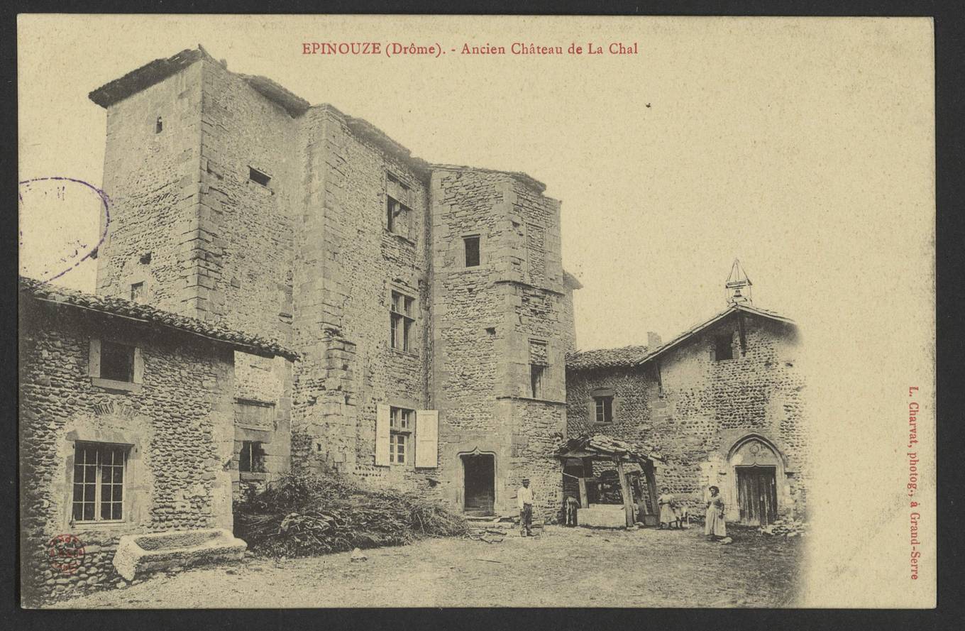Carte postale ancienne de l'ancien château de la Chal à Épinouze, une haute tour de pierre et des bâtiments autour d'une cour