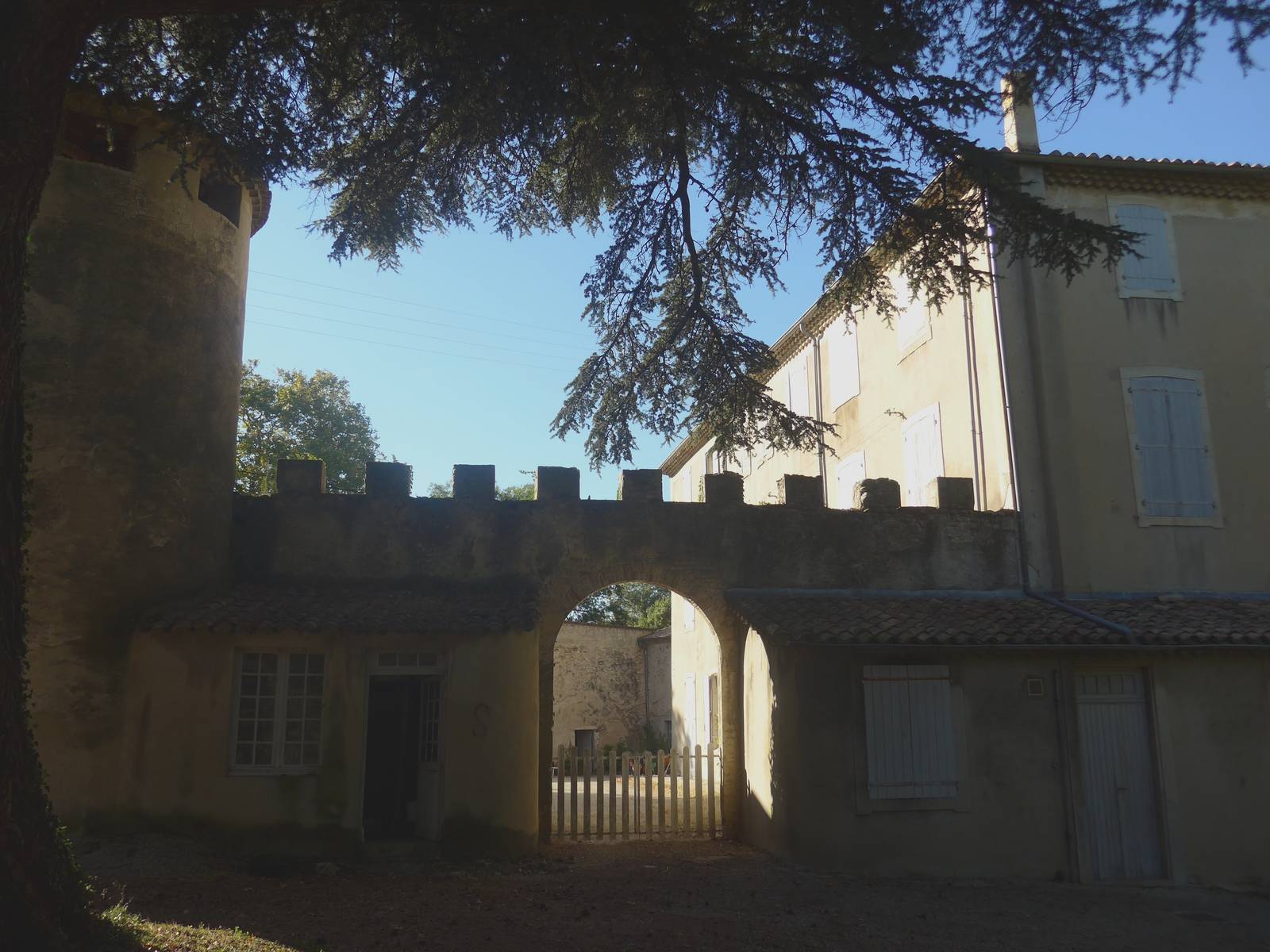 Une entrée du château de Lalo à Espeluche