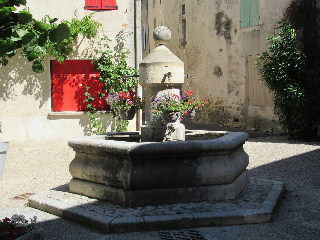 Une fontaine dans le vieux village d'Espeluche