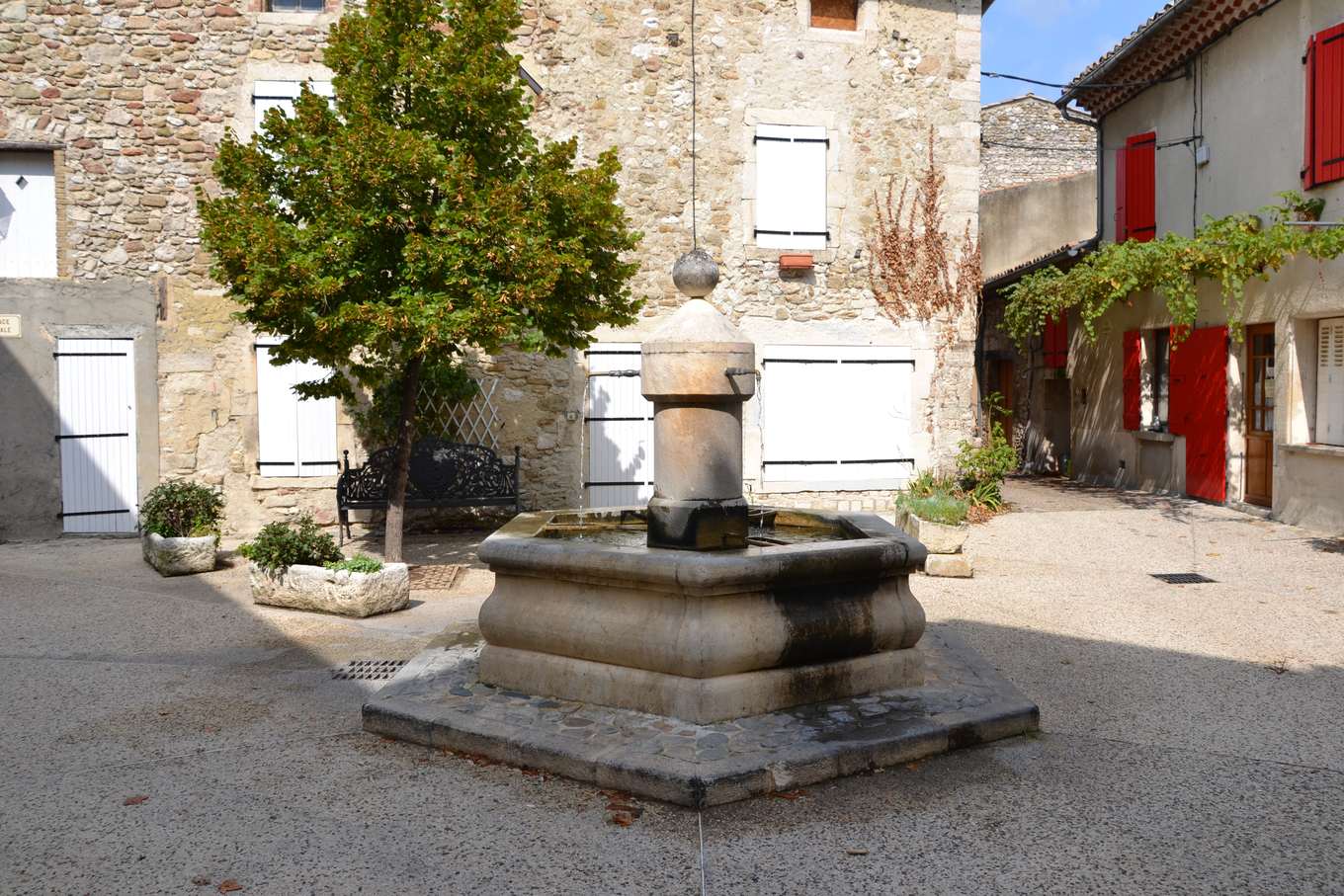 La fontaine du vieux village d'Espeluche
